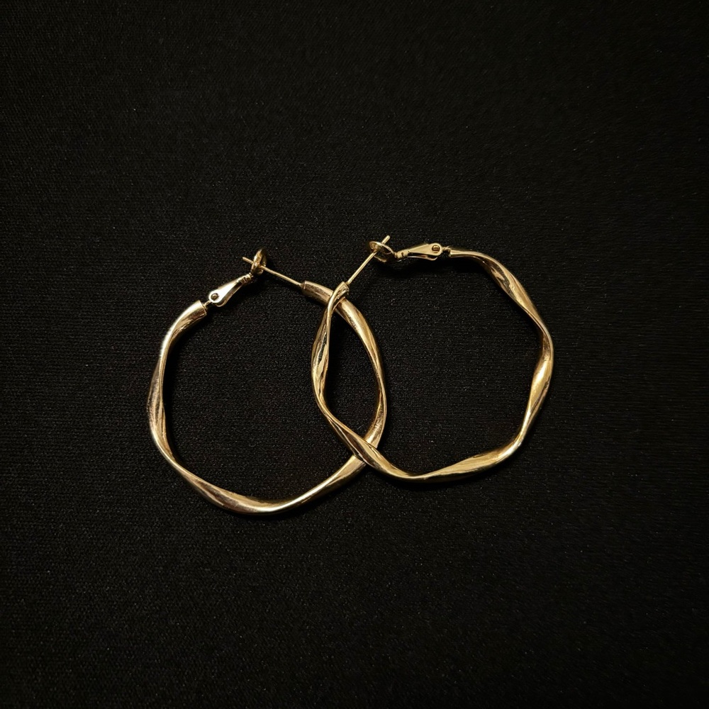 Golden waved hoop earrings